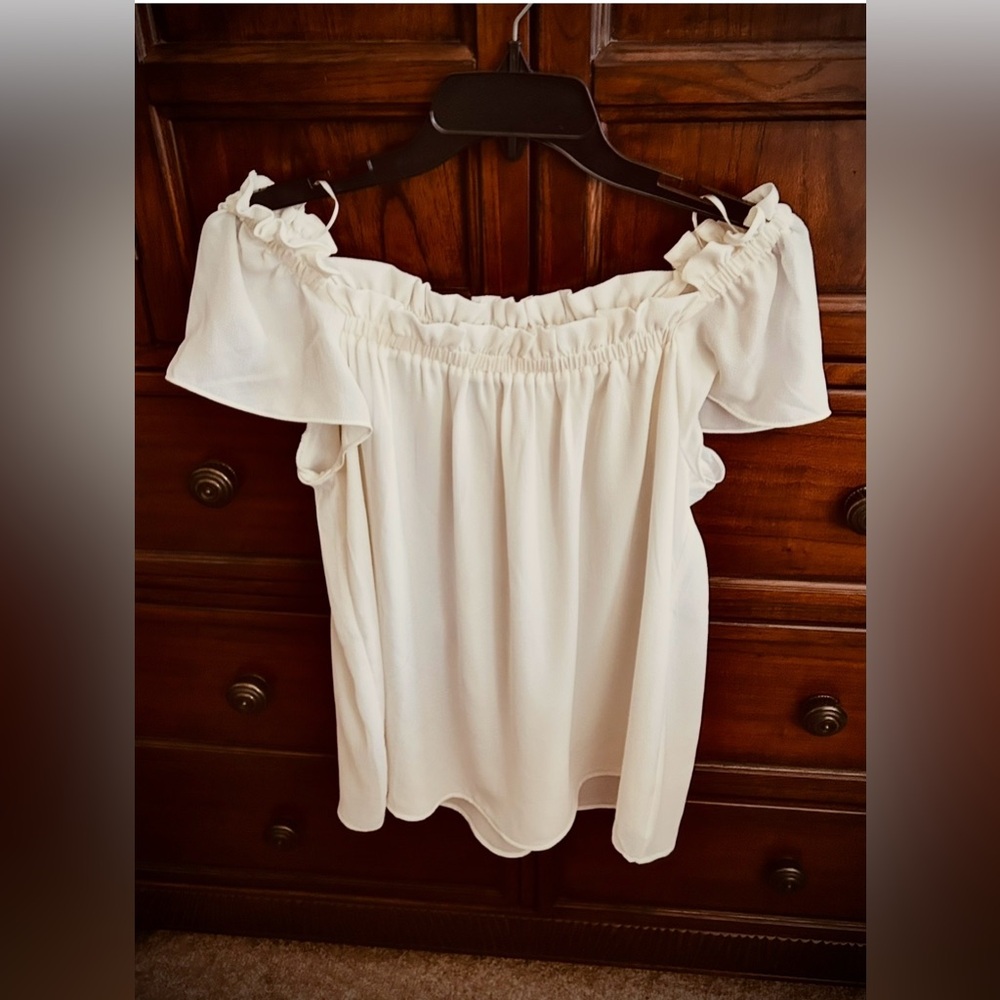 NWOT CeCe GORGEOUS Cream Off-Shoulder Blouse, Size Medium